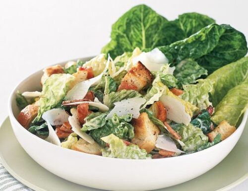 Caesar salad con petto di pollo grigliato