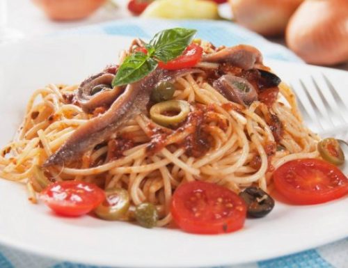 Spaghetti con acciughe e olive