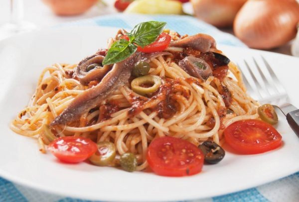 Spaghetti con acciughe e olive